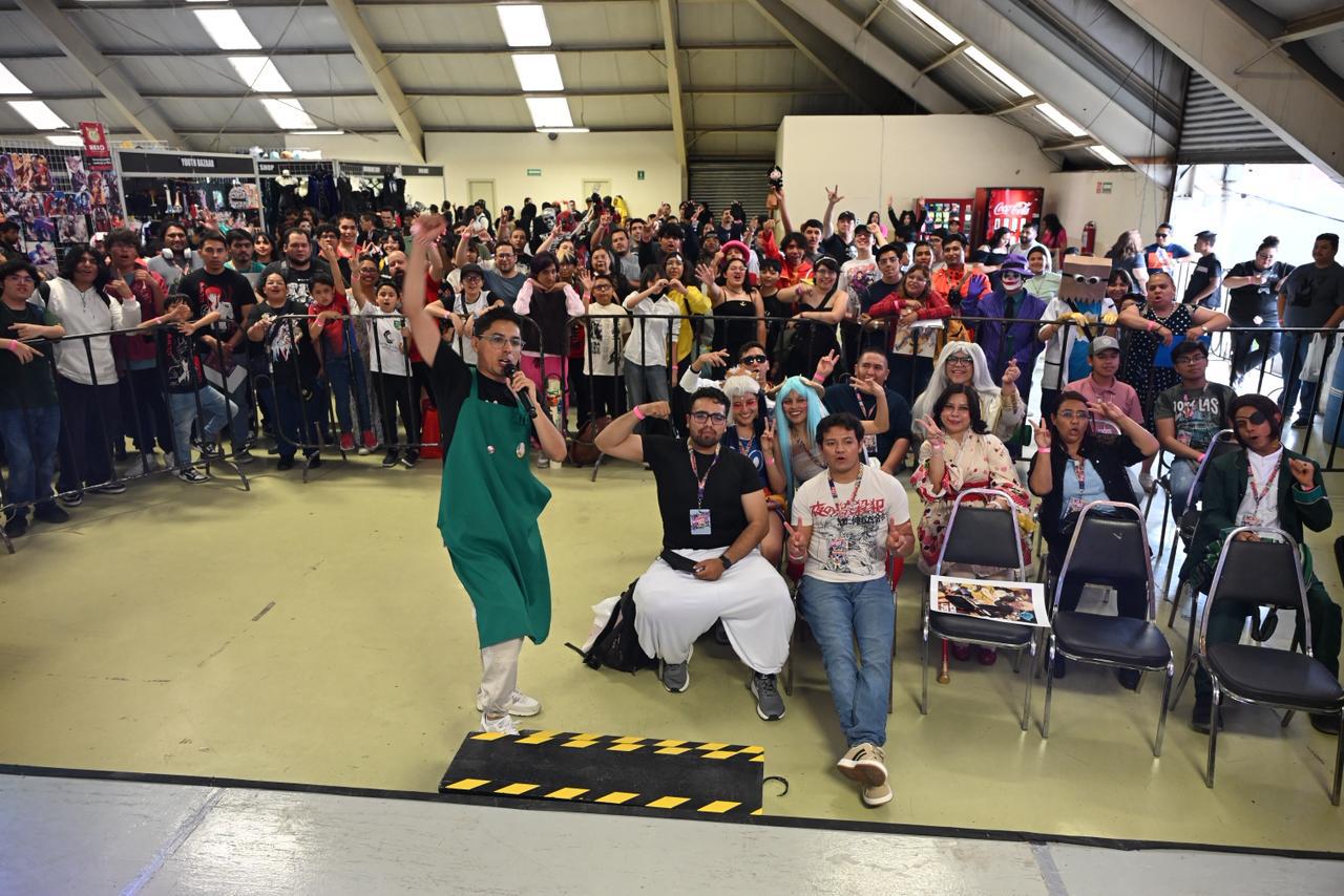 Niños y adultos participaron en dinámicas de doblaje y corearon canciones icónicas de anime durante las actividades en el escenario principal.