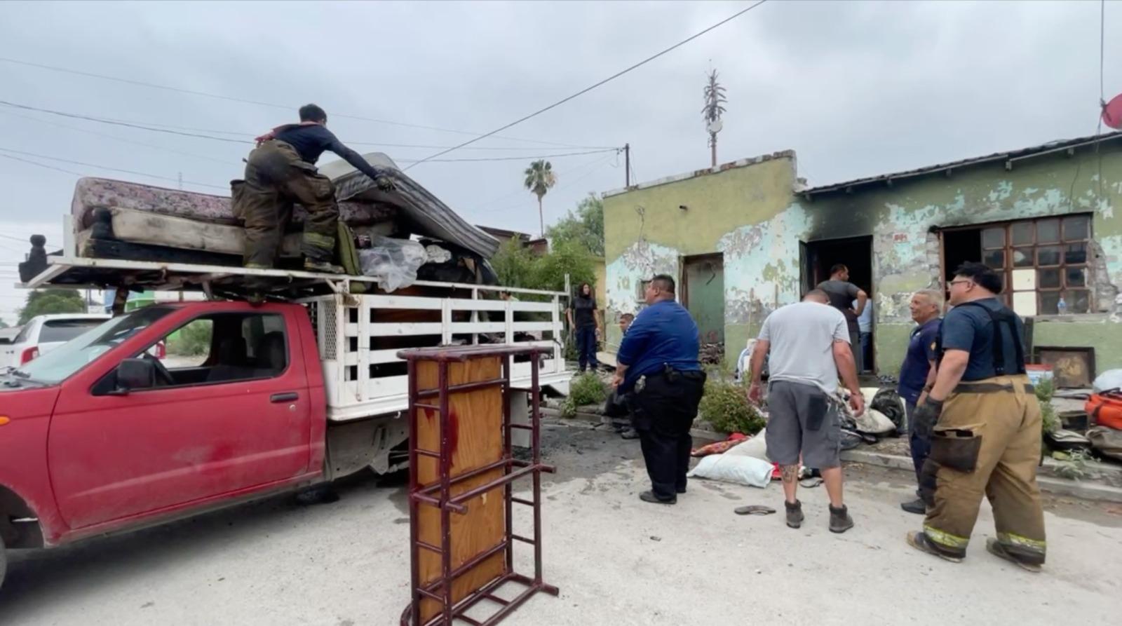 Sabinas: Dos familias se quedan sin patrimonio en incendio; bombero descubre que era casa de su abuela