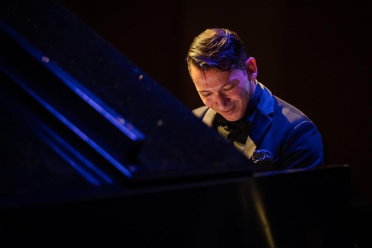 Alejandro Vela, el pianista que lleva la identidad nigropetense al mundo