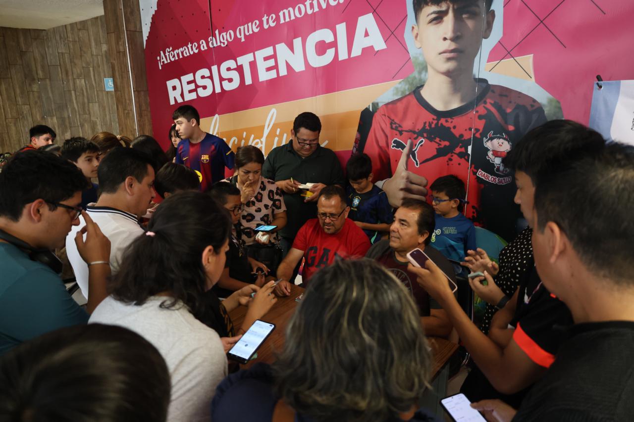 Crece fiebre futbolera en Saltillo con intercambio de estampitas