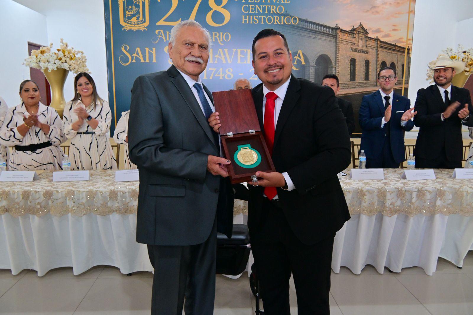 Reconocen a médico con presea en aniversario 278 de San Buenaventura