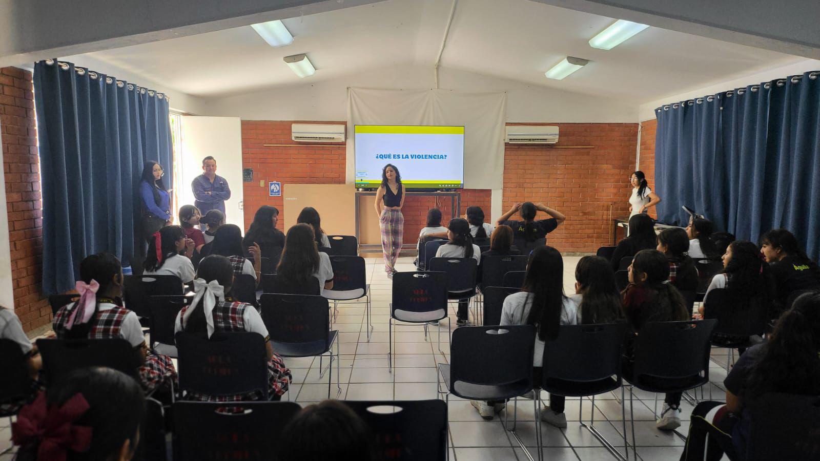 Llevan a secundarias de Torreón talleres para identificar violencia y fomentar la sororidad
