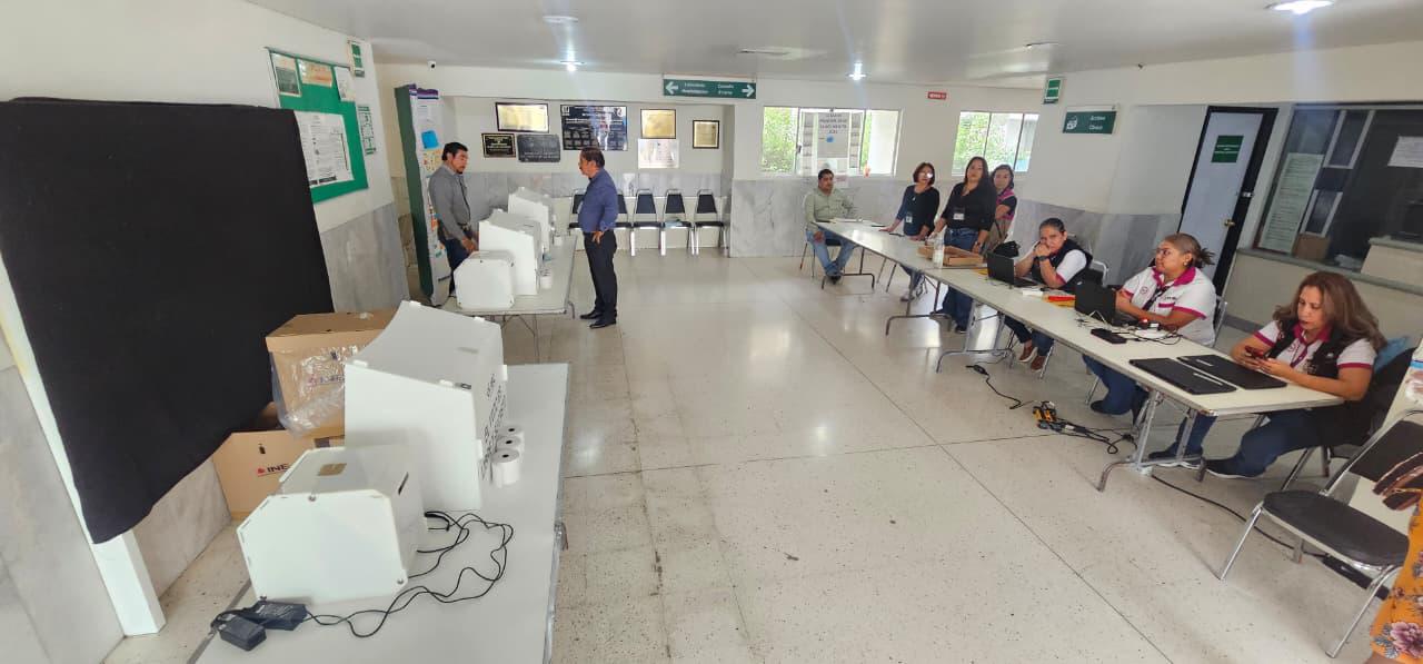 Falla eléctrica quema computadoras y retrasa votación en cas