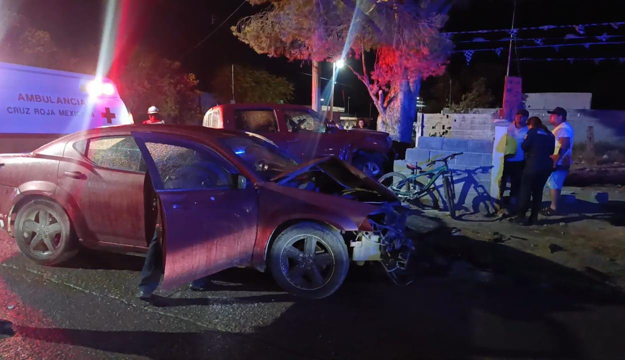 Se pasa el alto, choca camioneta y acaba detenido en Parras