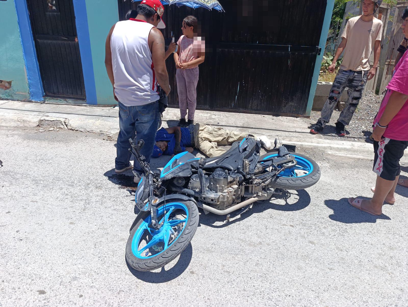 Abre puerta de taxi y manda a motociclista al hospital en Pa