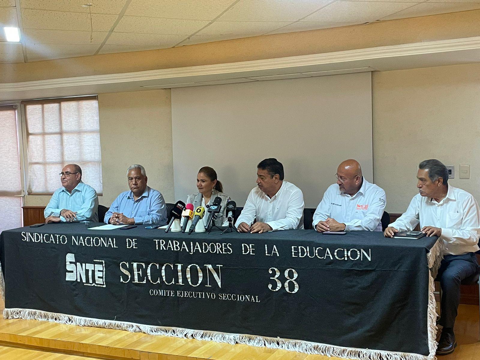 Coahuila: Líderes de sindicatos magisteriales se d