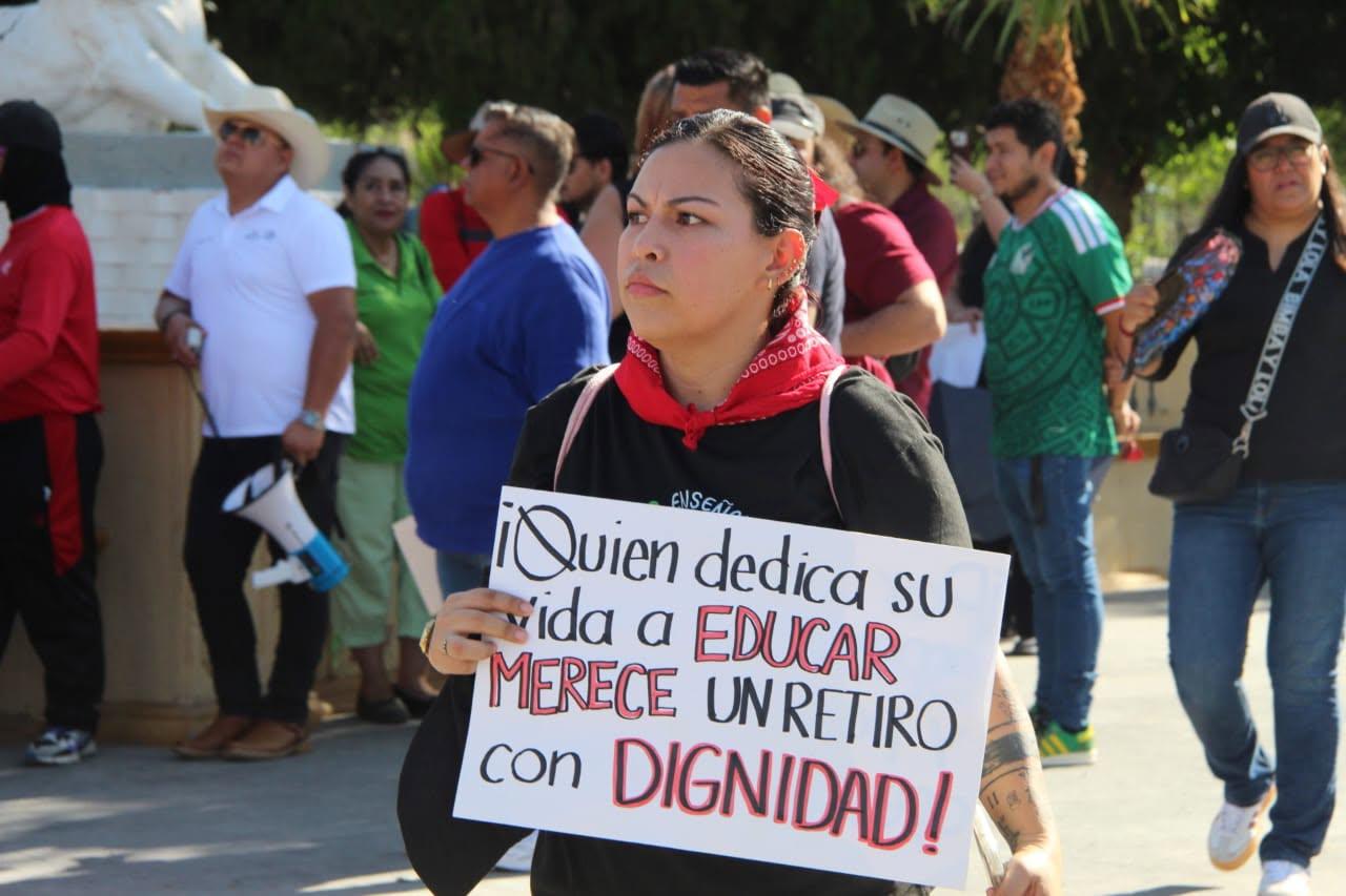 Maestros exigen en Torreón pensiones justas y el fin de la L