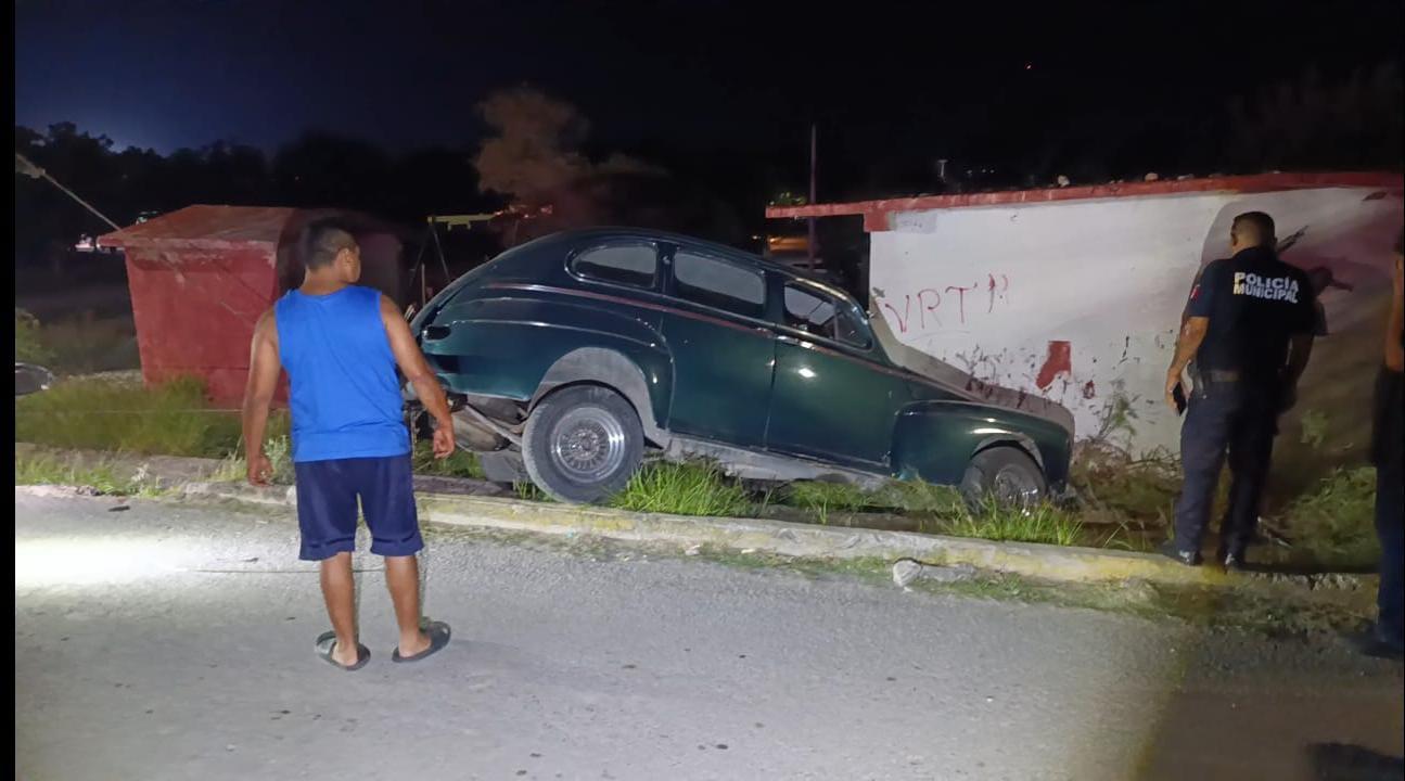 Auto clásico se impacta contra salón cultural abandonado en Parras
