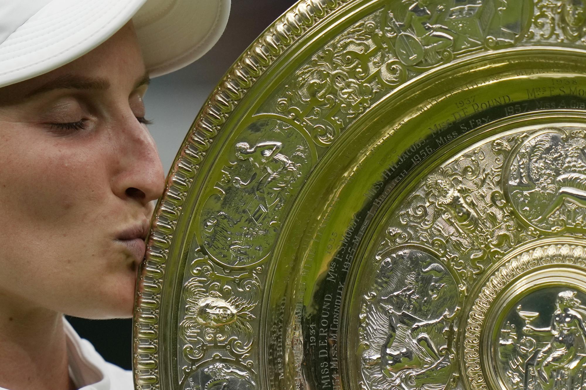De ver Wimbledon en la tribuna en 2022 a ser campeona en 2023: Vondrousova conquista Londres
