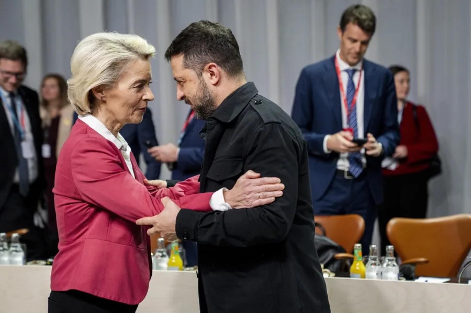 La presidenta de la Comisión Europea, Ursula von der Leyen, saluda al presidente de Ucrania, Volodímir Zelenski, en la 7ª reunión de la Comunidad Política Europea (CPE) en Copenhague, Dinamarca.
